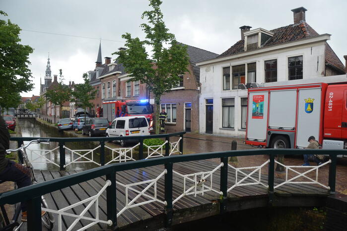 Auto bengelt op rand van gracht
