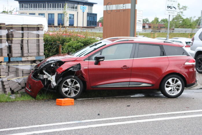 Auto over de kop bij botsing