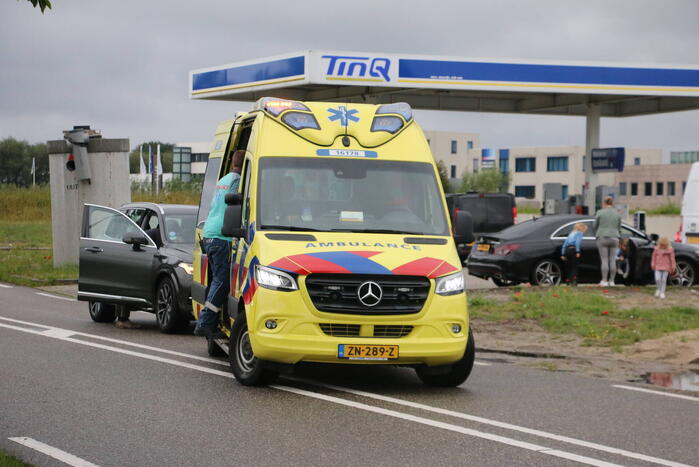 Auto over de kop bij botsing