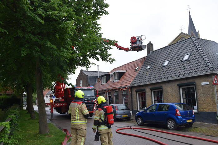 Brand in schoorsteen van woning