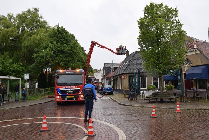Brand in schoorsteen van woning