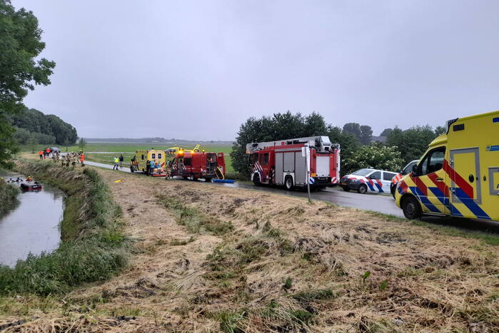 Auto belandt op zijn kop in een sloot