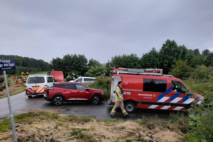 Auto belandt op zijn kop in een sloot
