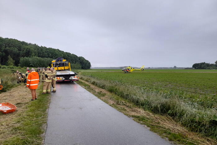 Auto belandt op zijn kop in een sloot