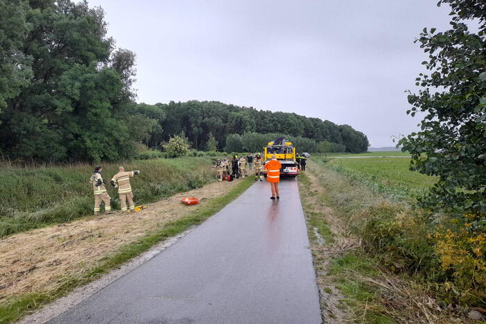 Auto belandt op zijn kop in een sloot