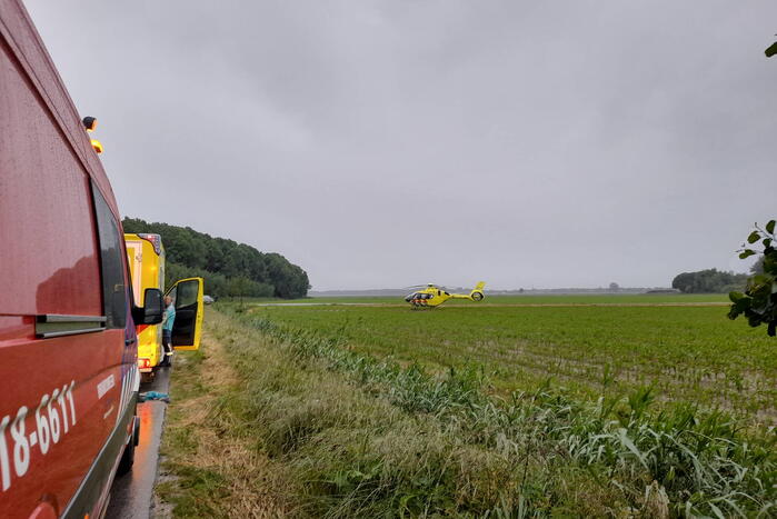 Auto belandt op zijn kop in een sloot