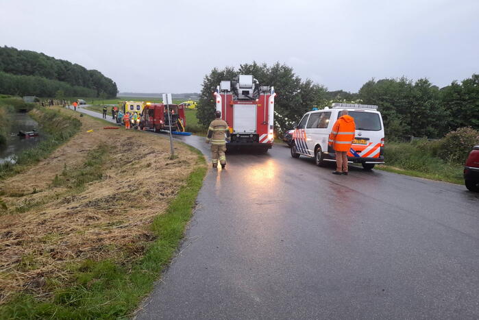 Auto belandt op zijn kop in een sloot