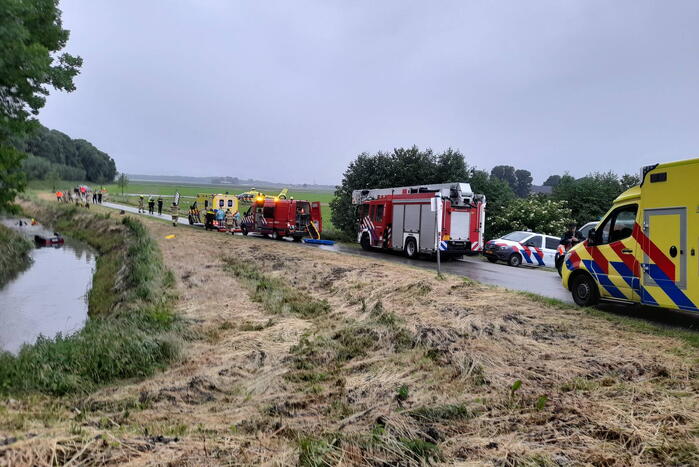 Auto belandt op zijn kop in een sloot