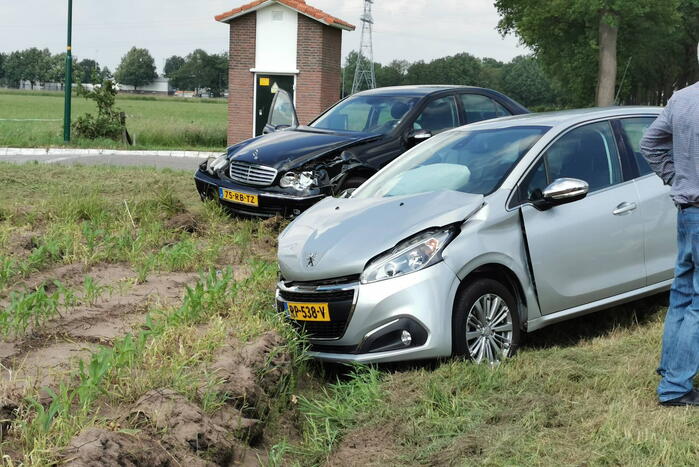 Auto's botsen op beruchte kruising