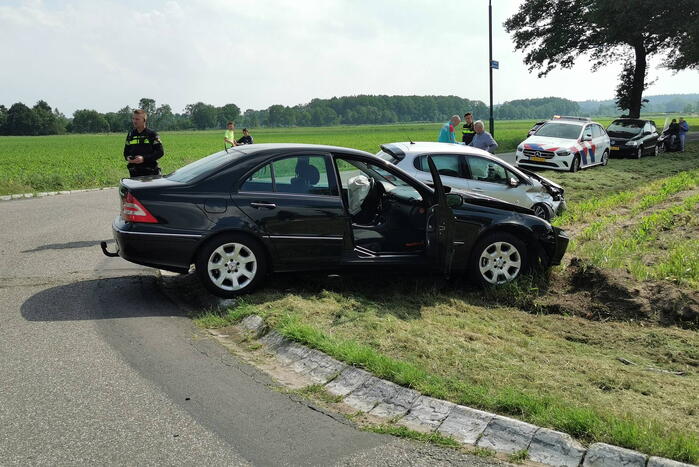 Auto's botsen op beruchte kruising
