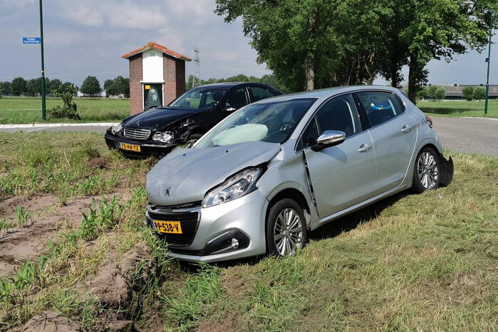 Auto's botsen op beruchte kruising