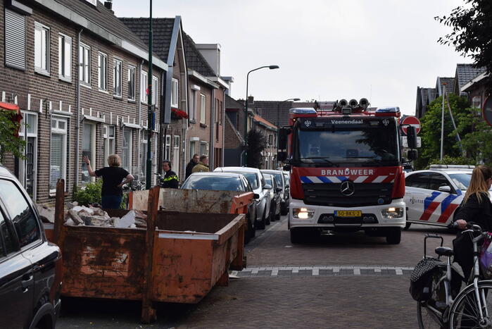 Bewoner blust brand in keuken