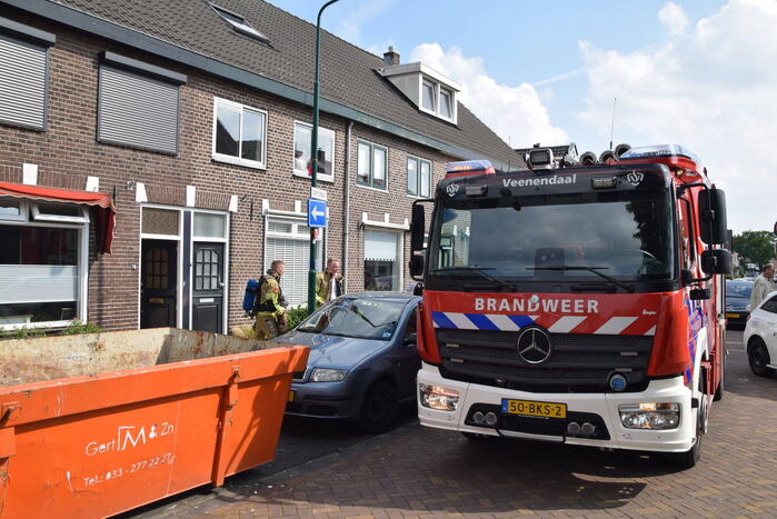 Bewoner blust brand in keuken