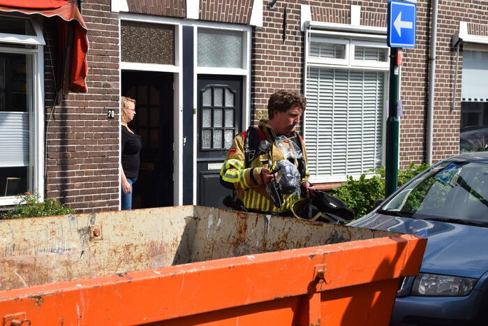 Bewoner blust brand in keuken