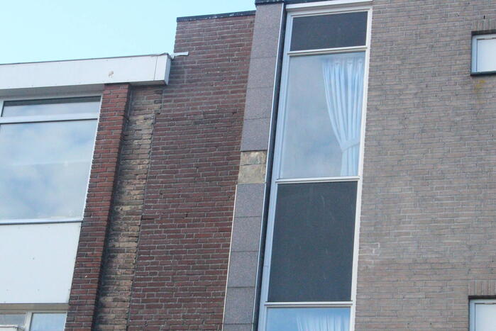 Tegels van gevel vallen naar beneden