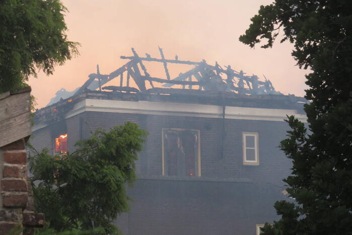 Grote uitslaande brand verwoest voormalige pastorie