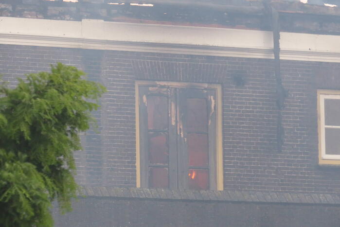 Grote uitslaande brand verwoest voormalige pastorie