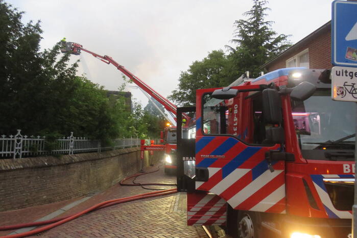 Grote uitslaande brand verwoest voormalige pastorie