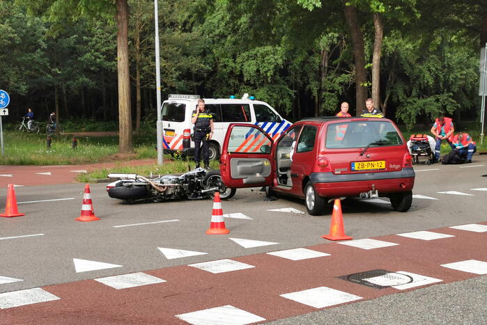 Motorrijder gewond bij botsing met auto