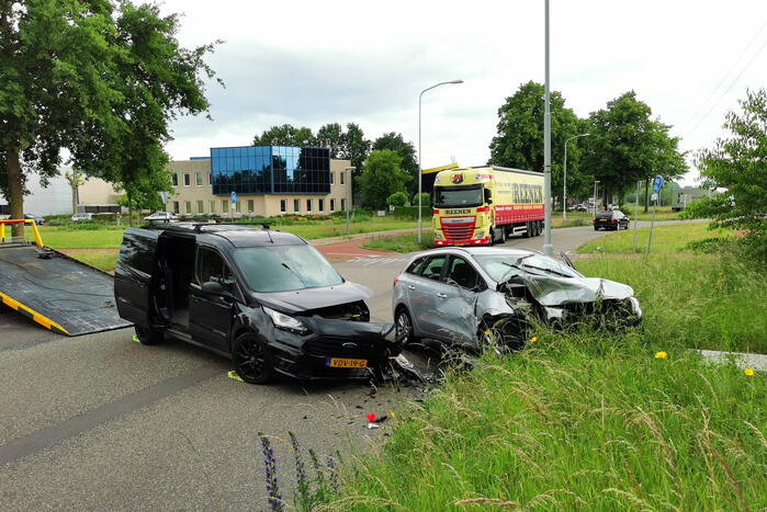 Bestelbus en personenwagen botsen op kruising
