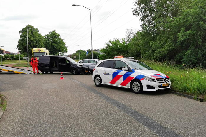 Bestelbus en personenwagen botsen op kruising
