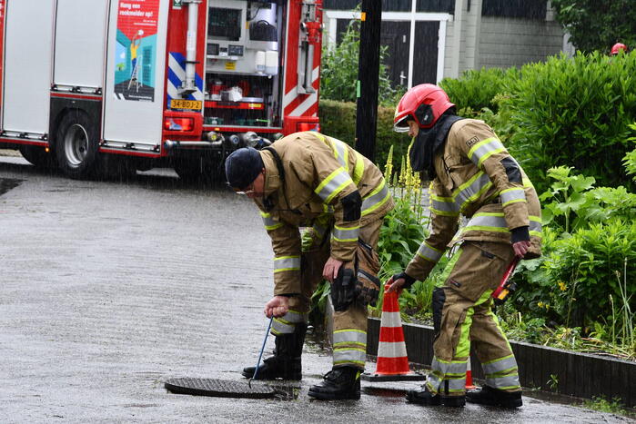 Brandweer doet onderzoek naar vreemde lucht in riool
