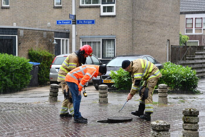 Brandweer doet onderzoek naar vreemde lucht in riool