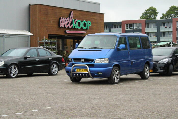 Twee bedrijfswagens komen in botsing met elkaar