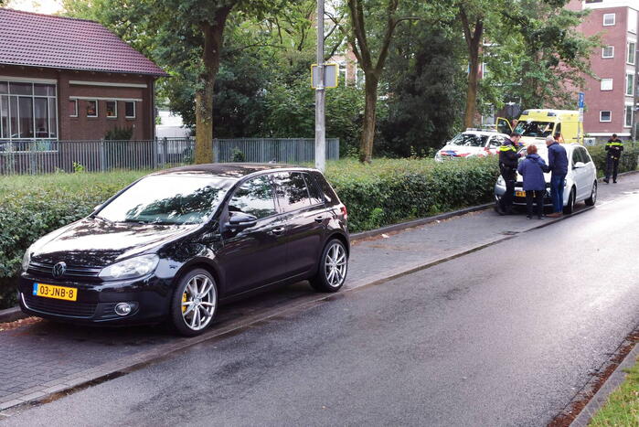 Twee auto's botsen op kruising