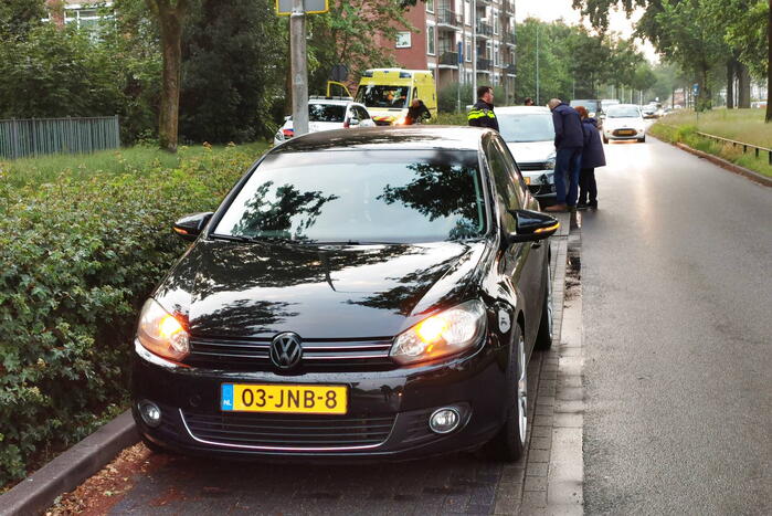 Twee auto's botsen op kruising