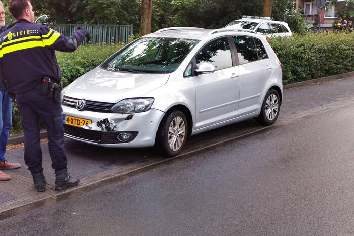 Twee auto's botsen op kruising
