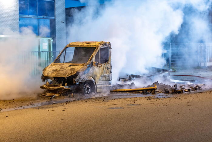 Bakwagen brandt volledig uit op bedrijventerrein Waarderpolder