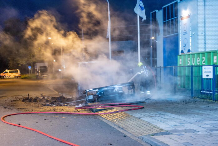 Bakwagen brandt volledig uit op bedrijventerrein Waarderpolder