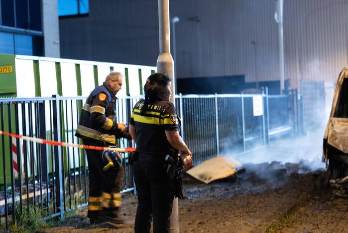 Bakwagen brandt volledig uit op bedrijventerrein Waarderpolder