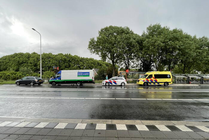 Twee voertuigen botsen op elkaar
