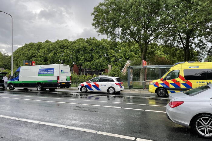 Twee voertuigen botsen op elkaar