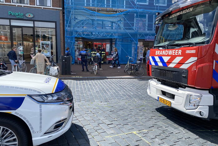 Brandweer doet onderzoek naar rook in drogisterij Etos