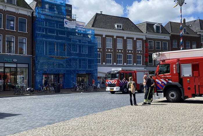 Brandweer doet onderzoek naar rook in drogisterij Etos