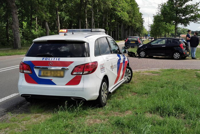 Schade bij aanrijding tussen twee auto's