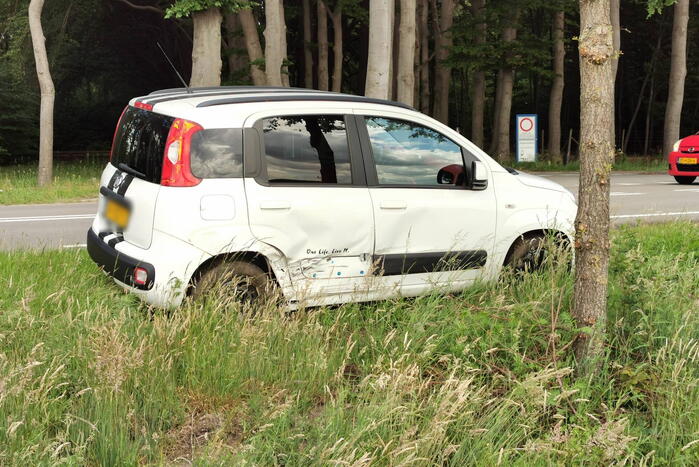 Schade bij aanrijding tussen twee auto's