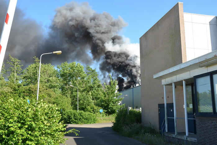 Enorme rookwolken bij brand Bakker Logistiek