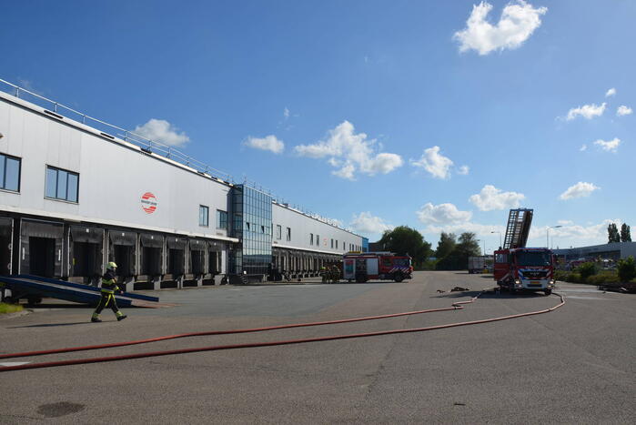 Enorme rookwolken bij brand Bakker Logistiek
