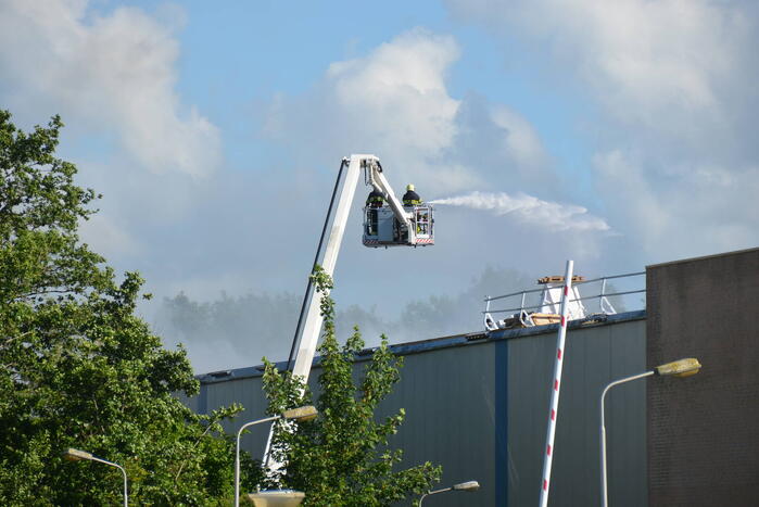 Enorme rookwolken bij brand Bakker Logistiek