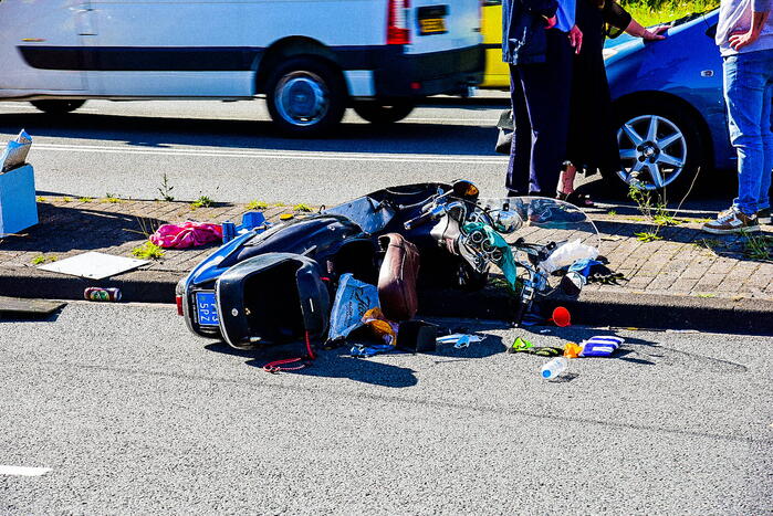 Scooterrijder rijdt door rood en raakt zwaargewond