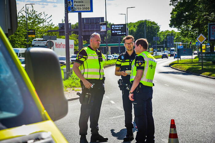 Scooterrijder rijdt door rood en raakt zwaargewond