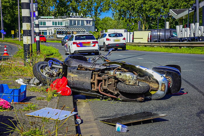 Scooterrijder rijdt door rood en raakt zwaargewond