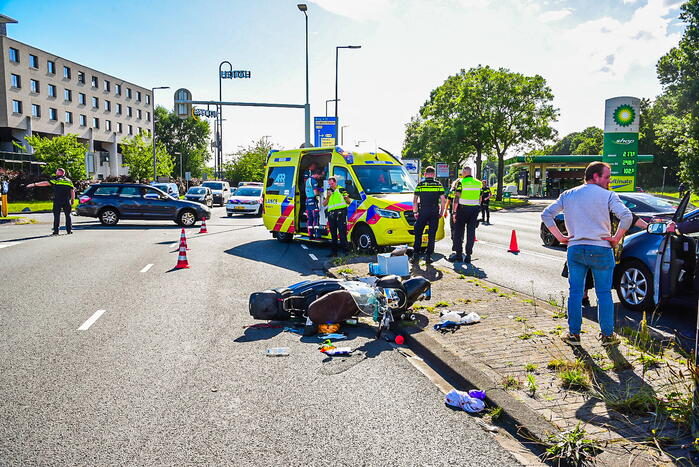 Scooterrijder rijdt door rood en raakt zwaargewond