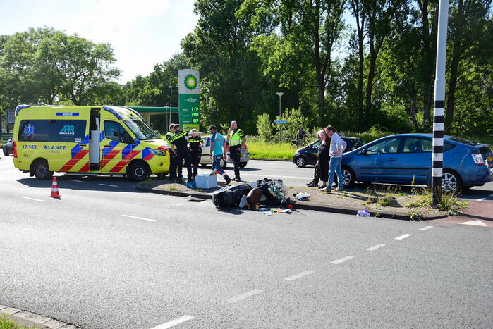 Scooterrijder rijdt door rood en raakt zwaargewond