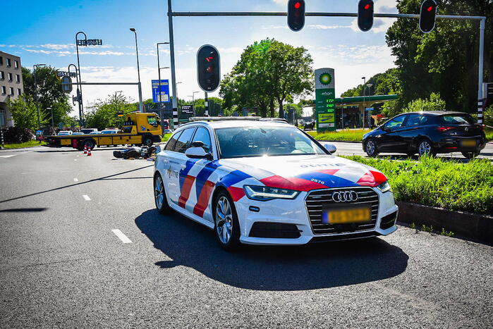 Scooterrijder rijdt door rood en raakt zwaargewond