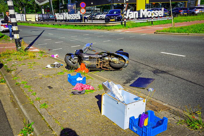 Scooterrijder rijdt door rood en raakt zwaargewond